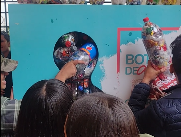 Estudiantes de Administración y Derecho Participan en la Recolección de Botellitas de Amor