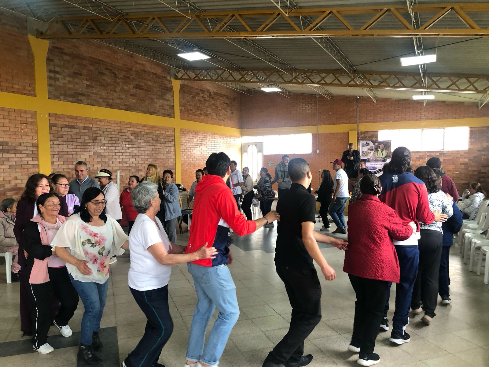 Bienestar y Alegría en Comunidad: una jornada llena de música, movimiento y memoria para los adultos mayores