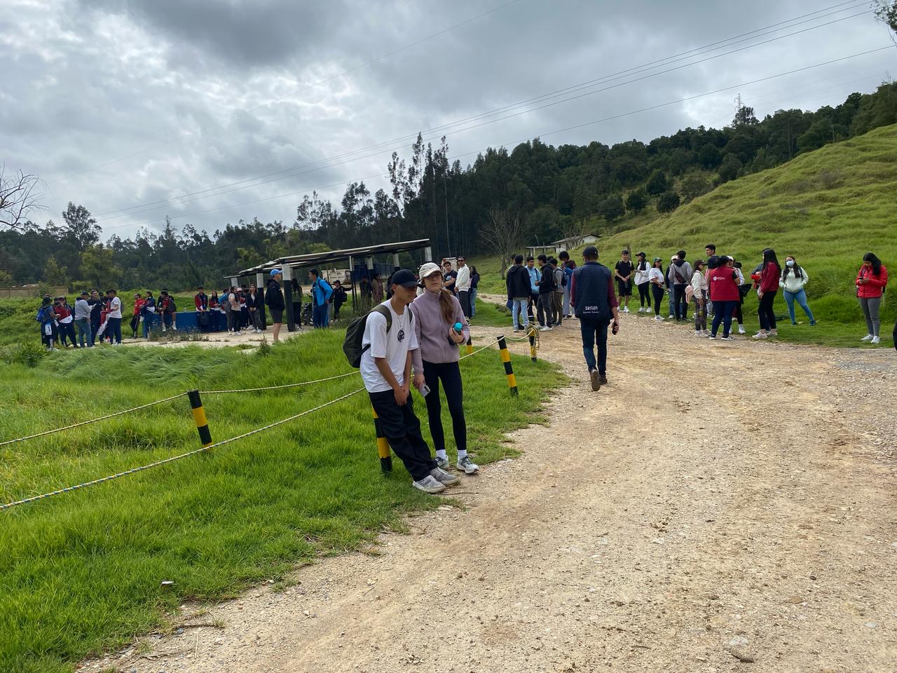 Caminata ecológica y siembra de árboles: compromiso ambiental tomasino en Oicatá